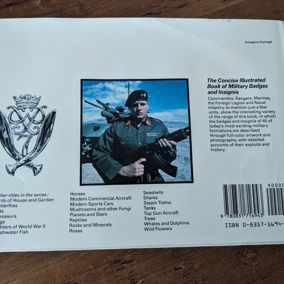 The Concise Illustrated Book of Military Badges and Insignia By Mark Lloyd - Picture 2 of 9